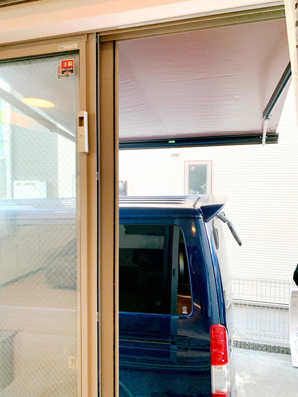 施工事例：リビングの窓を玄関に。駐車場から直接入れる